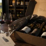 avis trois fois vin : box vin ouverte sur table en chêne