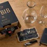 Bag in box vin sur table, verres et carafe, ambiance cave