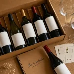 box vin 6 bouteilles : caisse ouverte de six bouteilles et verres