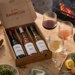 Box vin barbecue : verres rouge léger, rosé sec et blanc vif près du barbecue