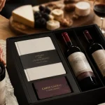Box vin cadeau homme : coffret de vin et dégustation sur table