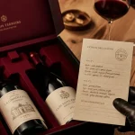 Box vin premium ouverte, sélection sommelier et fiche de dégustation