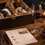 Abonnement vin a domicile : caisse de vin, fiche de dégustation
