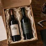 Box mensuelle homme vin : box ouverte, bouteilles et accessoires de dégustation