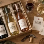 Cadeau et vin : coffret découverte de bouteilles, verres et fiches de dégustation