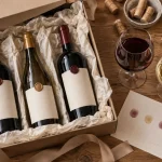 Coffret cadeau decouverte vin : trois bouteilles sur table en bois clair