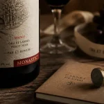 Divine box vin : bouteille de vin monastique MONASTIC® sur table en bois