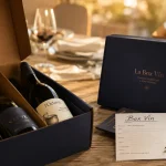 lepetitbalon : box vin ouverte sur table, fiches et verres