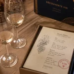 Les petits ballon : box vin sur table en bois avec verres et notes de dégustation