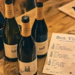 petitballon : box vin sur table, fiche de dégustation et verres