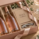 Coffret cadeau vin rosé ouvert, bouteilles et tire-bouchon