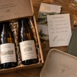 Coffret decouverte vin ouvert, bouteilles et fiches de dégustation